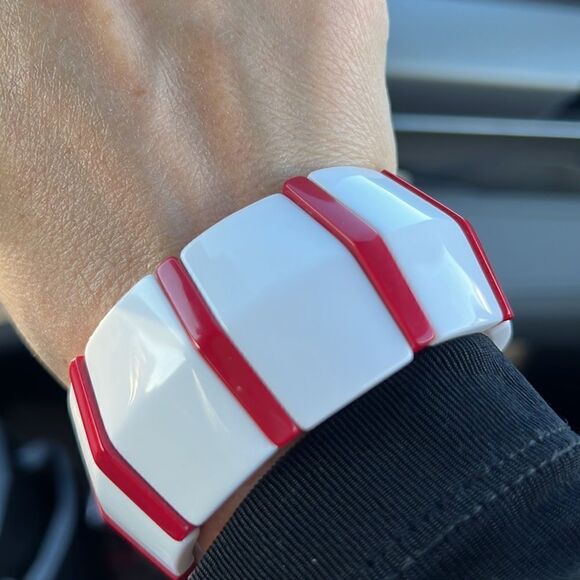 1980s White and Red Stripe Candycane Lucite Tile Stretch Bangle Bracelet - Picture 4 of 9